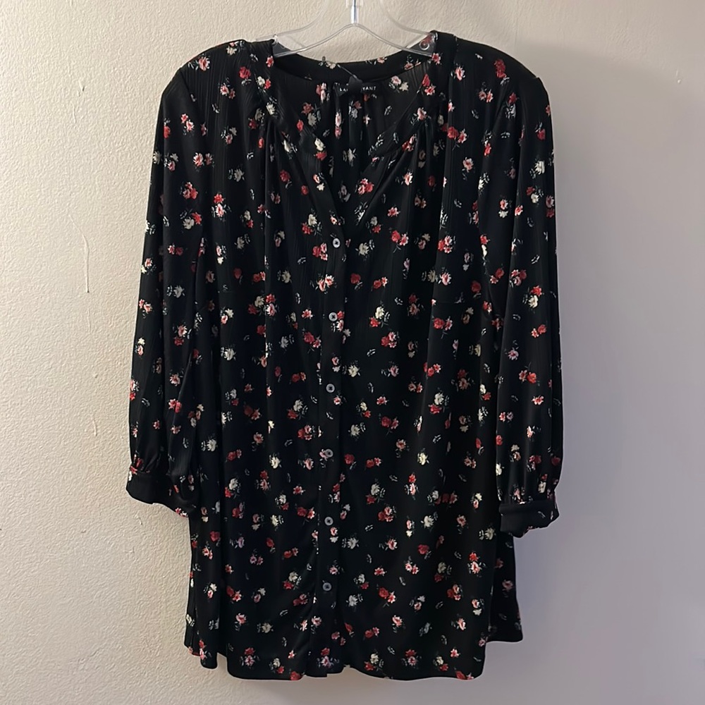 Lane Bryant floral top size 26/28 that shrank and is barely a 2X.